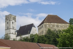 Heute stehen von den einst vielen Gebäuden der komplexen Schlossanlage leider nur mehr der Turm (um 1600) und der große, viergeschoßige Kastenbau am Rand der Terrasse.