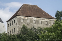 Der große, viereckige Kastenbau als Rest vom Schloss Arbing.