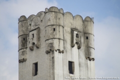 Der Aufsatz des Kirchturms mit Ecktürmchen, Erkern und Rundbogenzinnen datiert um 1600.