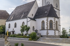 Im Dehio wird der Kirchturm und der Chor in die Zeit um 1510 datiert.