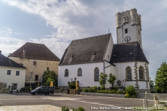 Der Dorfplatz vor der Kirche war einst der Mittelpunkt der komplexen Schlossanlage Arbing.