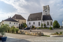 Der Dorfplatz vor der Kirche war einst der Mittelpunkt der komplexen Schlossanlage Arbing.