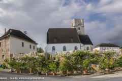 Der Dorfplatz vor der Kirche war einst der Mittelpunkt der komplexen Schlossanlage Arbing.