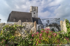 Ansicht der Kirche Arbing mit dem Mauerprojekt nach Entwürfen von Gottfried Kranzl.