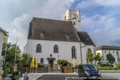 Kirche in Arbing mit dem Dorfplatz, der künftig für spezielle Events genutzt werden soll.