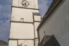 Der Aufsatz des Kirchturms mit Ecktürmchen, Erkern und Rundbogenzinnen datiert um 1600. Der Turm selbst stammt aus der Zeit um 1510.