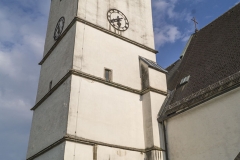 Der Aufsatz des Kirchturms mit Ecktürmchen, Erkern und Rundbogenzinnen datiert um 1600. Der Turm selbst stammt aus der Zeit um 1510.