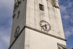 Der Aufsatz des Kirchturms mit Ecktürmchen, Erkern und Rundbogenzinnen datiert um 1600. Der Turm selbst stammt aus der Zeit um 1510.