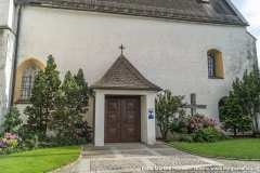 Zugang zur Kirche Arbing an der Nordseite.