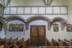 Das Kircheninnere von Arbing dominiert gotische Architektur. Zugang über die Nordseite.