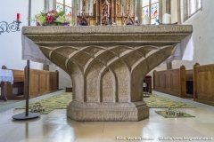 Der wunderschön gearbeitete Steinaltar in der Kirche Arbing stammt ebenfalls aus der Zeit der Gotik.