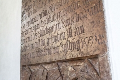 Grabtafel in der Kirche Arbing.