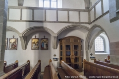 Das Kircheninnere von Arbing dominiert gotische Architektur. Zugang über die Südseite.