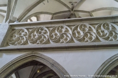Das Kircheninnere von Arbing dominiert gotische Architektur. Das kunstvolle Blendenmaßwerk an der Brüstung der Westempore.