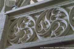 Das Kircheninnere von Arbing dominiert gotische Architektur. Das kunstvolle Blendenmaßwerk an der Brüstung der Westempore.