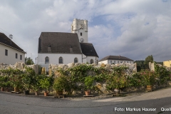 Kirche in Arbing mit dem Dorfplatz, der künftig für spezielle Events genutzt werden soll.