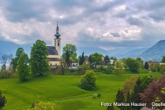 Der Kirchberg in Attersee, hier wird die karolingische Pfalz, der Königshof Atarhova, vermutet. Blick vom Schlossberg Richtung Westen. Hier sind die vorgelagerten Wälle besonders deutlich zu sehen.