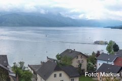 Der Kirchberg fällt steil zum schmalen Uferstreifen des Attersees ab. Von hier hat man eine wunderbare Aussicht auf den See und die Berge südlich und westlich des Attersees.