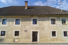 An der Südseite finden sich die 1942 wiederentdeckten Besonderheiten wie Sonnenuhr, Hausspruch und die mit "laufenden Hund" umrahmten Fenster.