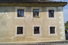 Die oberen Fenster sind mit dem "laufenden Hund" gerahmt und hier befindet sich auch die durch die Jahreszahl 1610 datierbare Sonnenuhr.