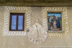 Die oberen Fenster sind mit dem "laufenden Hund" gerahmt und hier befindet sich auch die durch die Jahreszahl 1610 datierbare Sonnenuhr.