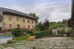 Innenhof des Klamhof. Rechts der Bildmitte die ältesten Teile der Anlage.