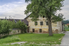 Sie beginnt beim, direkt an den gelb gestrichenen Bau aus dem 18./19. Jhdt. angebauten, Zugang zum Innenhof.