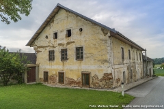 Nochmal der Zugang zum Innenhof, an dem die alte Mauer beginnt. Das hier das Bodenniveau einst niedriger lag, davon zeugen die viel zu tief liegenden Fenster.