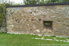 Der lt. den Besitzern älteste Teil der Anlage stellt die heutige Mauer an der Südostseite dar. Hier ist noch eine der beiden quergestellten Schlitzscharten vorhanden, von denen eine leider bei Umbauarbeiten im 20. Jhdt. verloren ging.