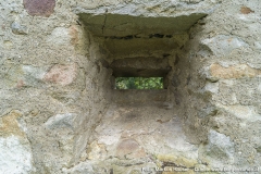 Hier die letzte der einst sicherlich mehrfach vorhanden gewesenen quergestellten Schlitzscharten in der Mauer an der Südostseite.