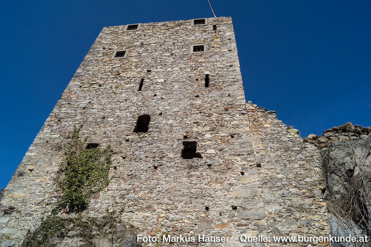 Die Ostseite des Turmes. Er wurde in mehrere Bauphasen errichtet. Die Lücke zum Felsen rechts wurde später mit einer angelehnte Mauer geschlossen, wie die Baunaht zeigt.