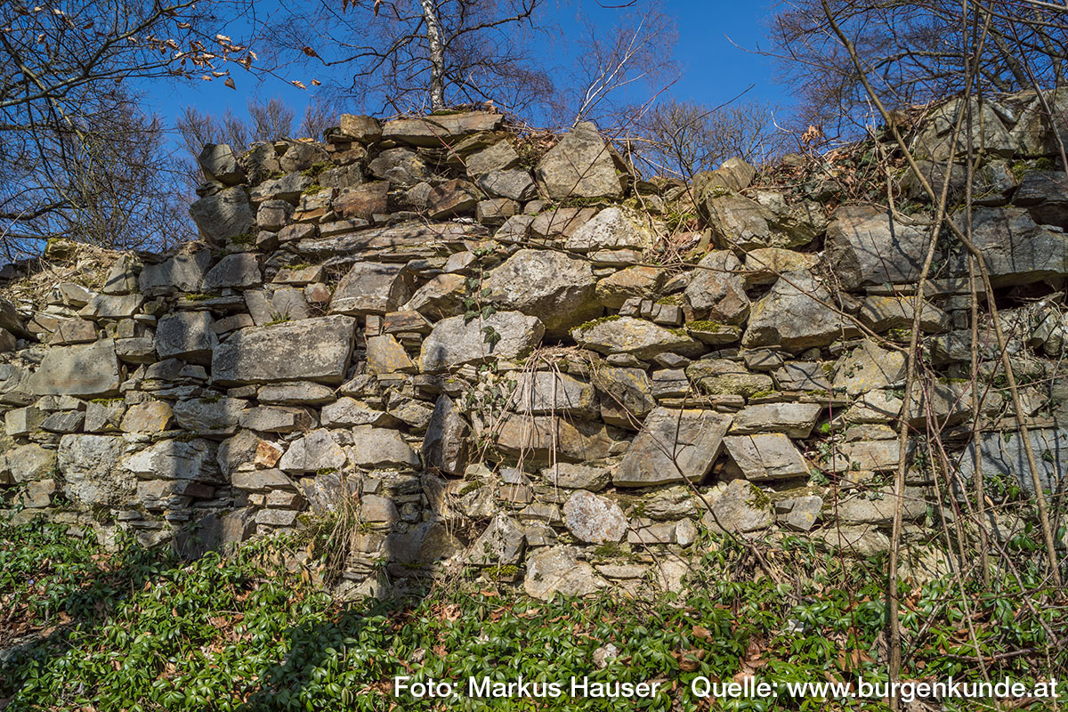 Die Ringmauer besteht aus lagerhaftem Bruchsteinmauerwerk.