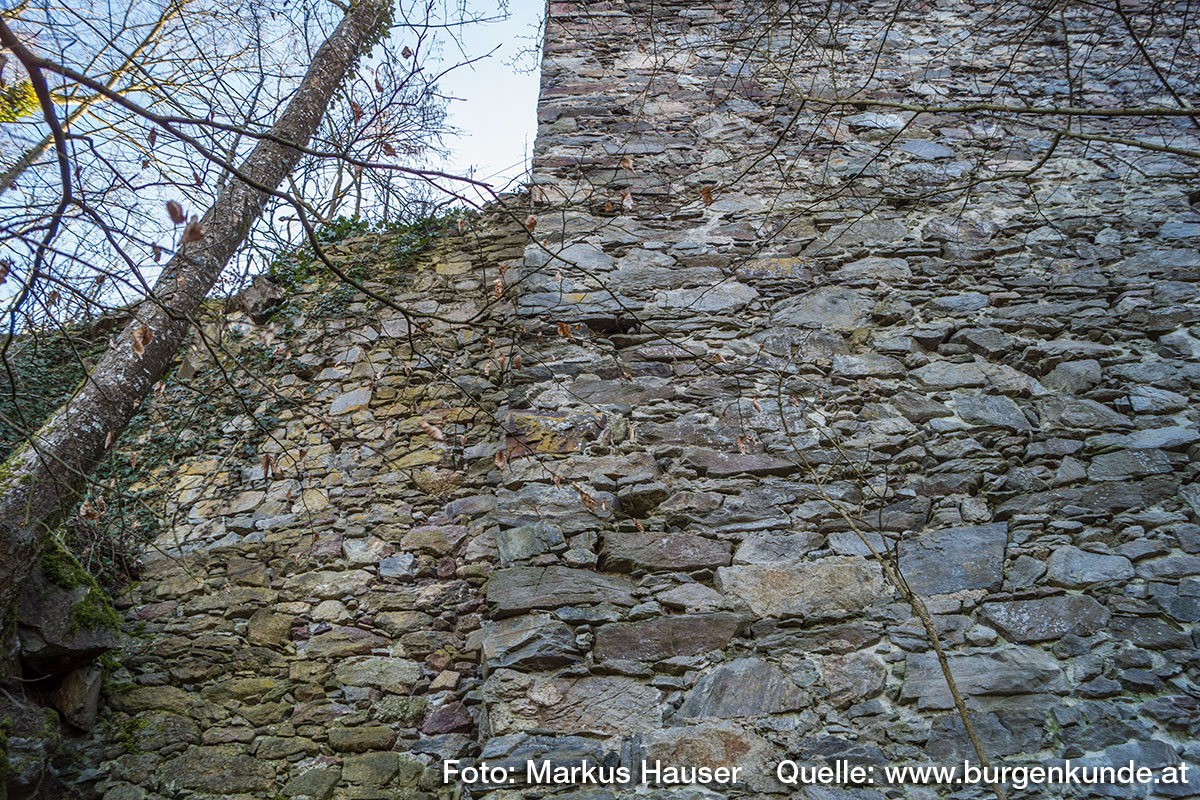 An der Nordöstlichen Ecke des Turmes schließt sich die Mauer der Kernburg an und verweist damit auf ihr späteres Entstehungsdatum.