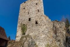 Die Ostseite des Turmes. Er wurde in mehrere Bauphasen errichtet. Die Lücke zum Felsen rechts wurde später mit einer angelehnte Mauer geschlossen, wie die Baunaht zeigt.