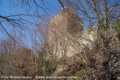 Neben dem markanten Turm samt dem angeschlossenen Torbau, ist nur noch die umlaufende Ringmauer rudimentär vorhanden.