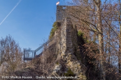 Der Turm ist durch eine moderne Treppenanlage gut erschlossen.