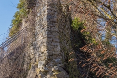Die Mauer der Kernburg sitzt direkt am Felsen auf. Dieser erhielt eine Mauerbettung, in dem der Fels stufenförmig abgeschlagen wurde.