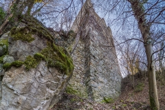 Die Mauer der Kernburg stößt nicht direkt an der Ecke des Turmes an, sondern um ca einen halben Meter versetzt.