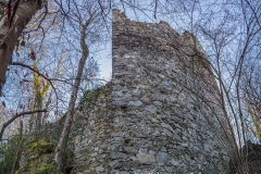 Im oberen Viertel des Turmes ist das verwendete Gestein viel heller als im unteren Teil des Turmes.