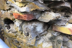 Detail im Mauerwerk im Turminneren. Hier steckt noch ein Holzbalken in der Mauer.