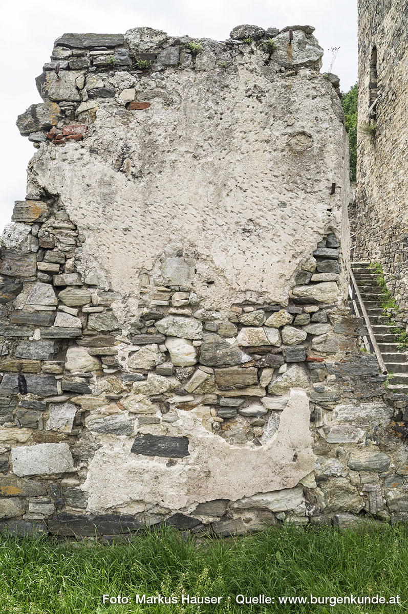 Die letzten Mauerreste des Palas zeigen, das diese einst verputzt waren.