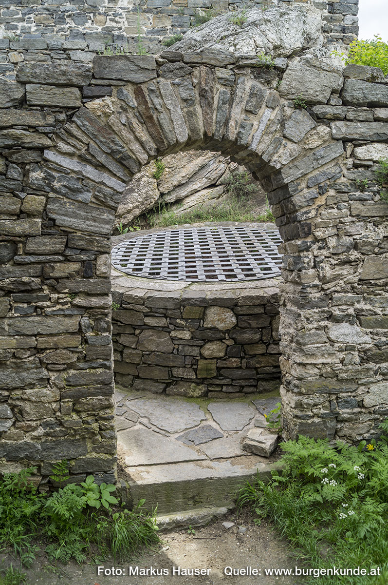 Der Brunnen wurde (vll. nachträglich) mit Mauerzügen vom Innenhof getrennt und diente vll. gleichzeitig als Zisterne.