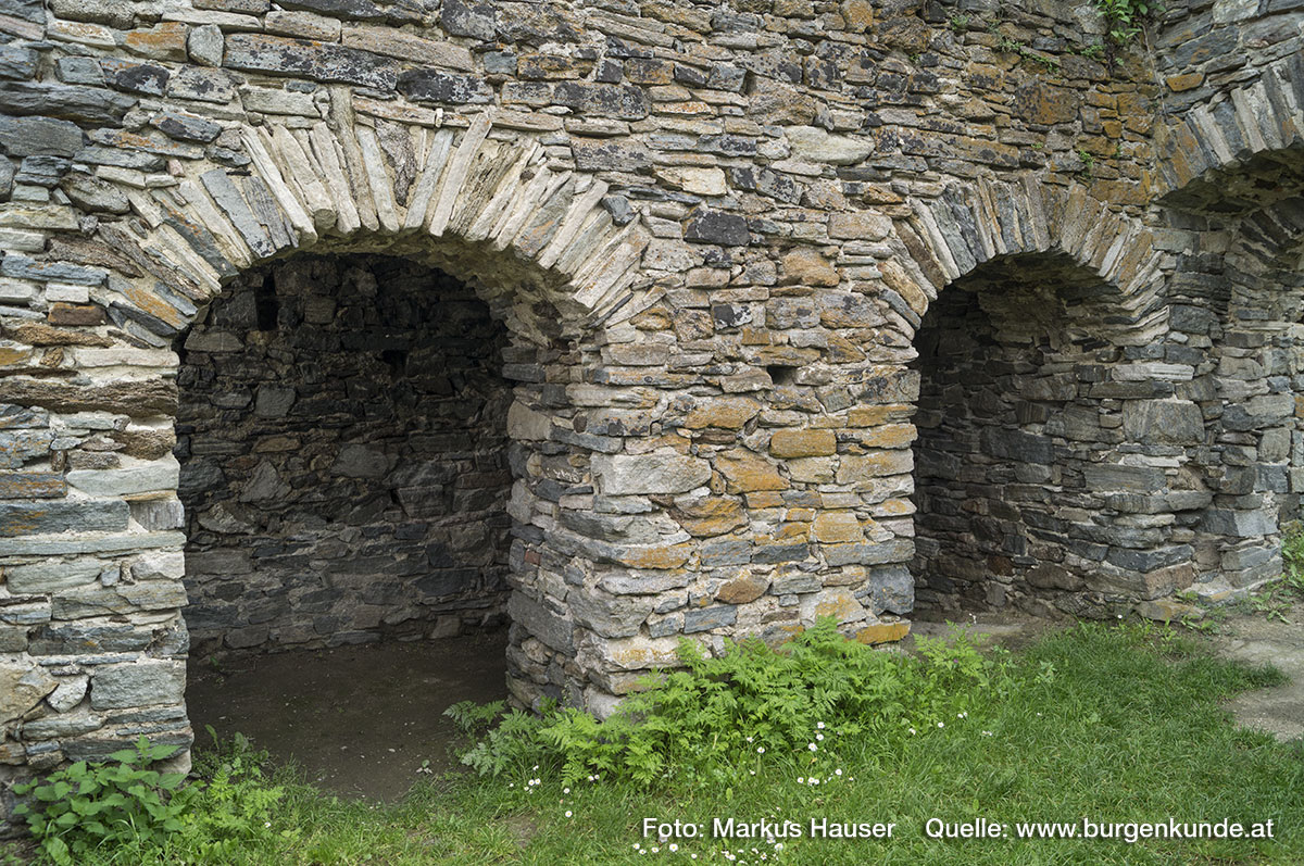 Hinter diesen beiden Mauerbögen ist die ursprüngliche Mauer aus der Erbauungsphase der Hauptburg aus dem 13. Jhdt. erhalten geblieben.