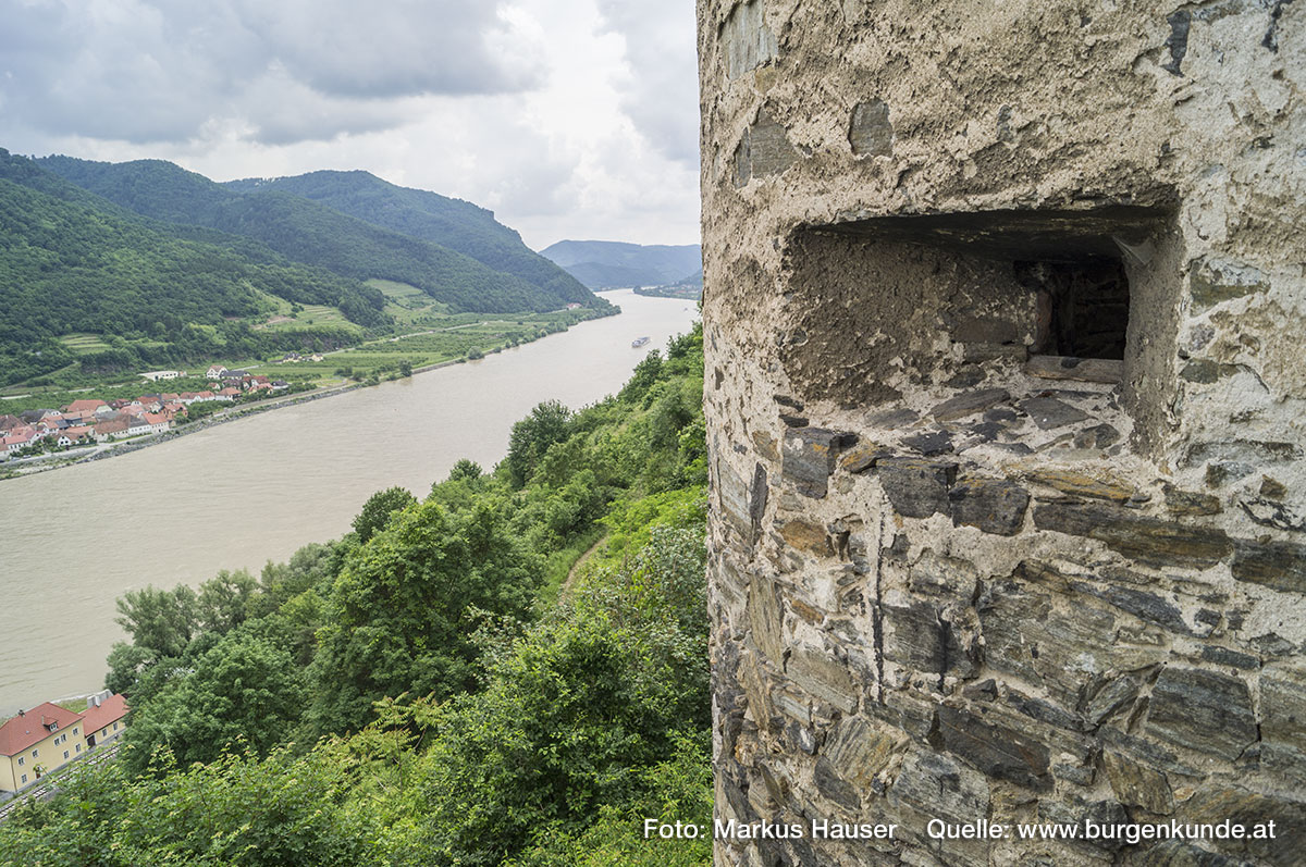 Die trichterförmigen Schießscharten des Rundturmes an der Südspitze der Ruine Hinterhaus. Unterhalb die Donau.