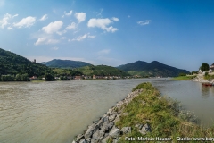 Auf einem zur Donau hin abfallenden Ausläufer des Jauerlingmassivs, genannt Hausberg, liegt inmitten von Weinbergen die Ruine Hinterhaus.