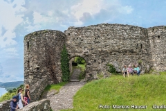 Auf einem zur Donau hin abfallenden Ausläufer des Jauerlingmassivs, genannt Hausberg, liegt inmitten von Weinbergen die Ruine Hinterhaus.