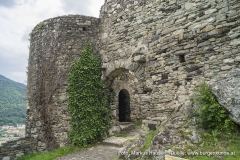 Der Zugang zur Ruine Hinterhaus erfolgt über das bastionsartig angelegte Vorwerk an der Nordostseite.