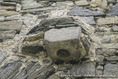 In diesen Steinfassungen waren einst die Torflügel verankert.