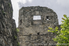 Ober dem Tor besaß der Turm einen breiten Pecherker und einige Scharten. Die Ecken des Torbaues sind zur Vorburg hin angeschrägt.