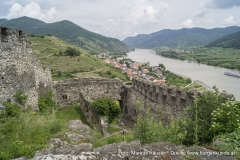 Im Bild die Vorburg der Ruine Hinterhaus, dahinter der 1000 Eimer Berg, die MG Spitz und die Donau.